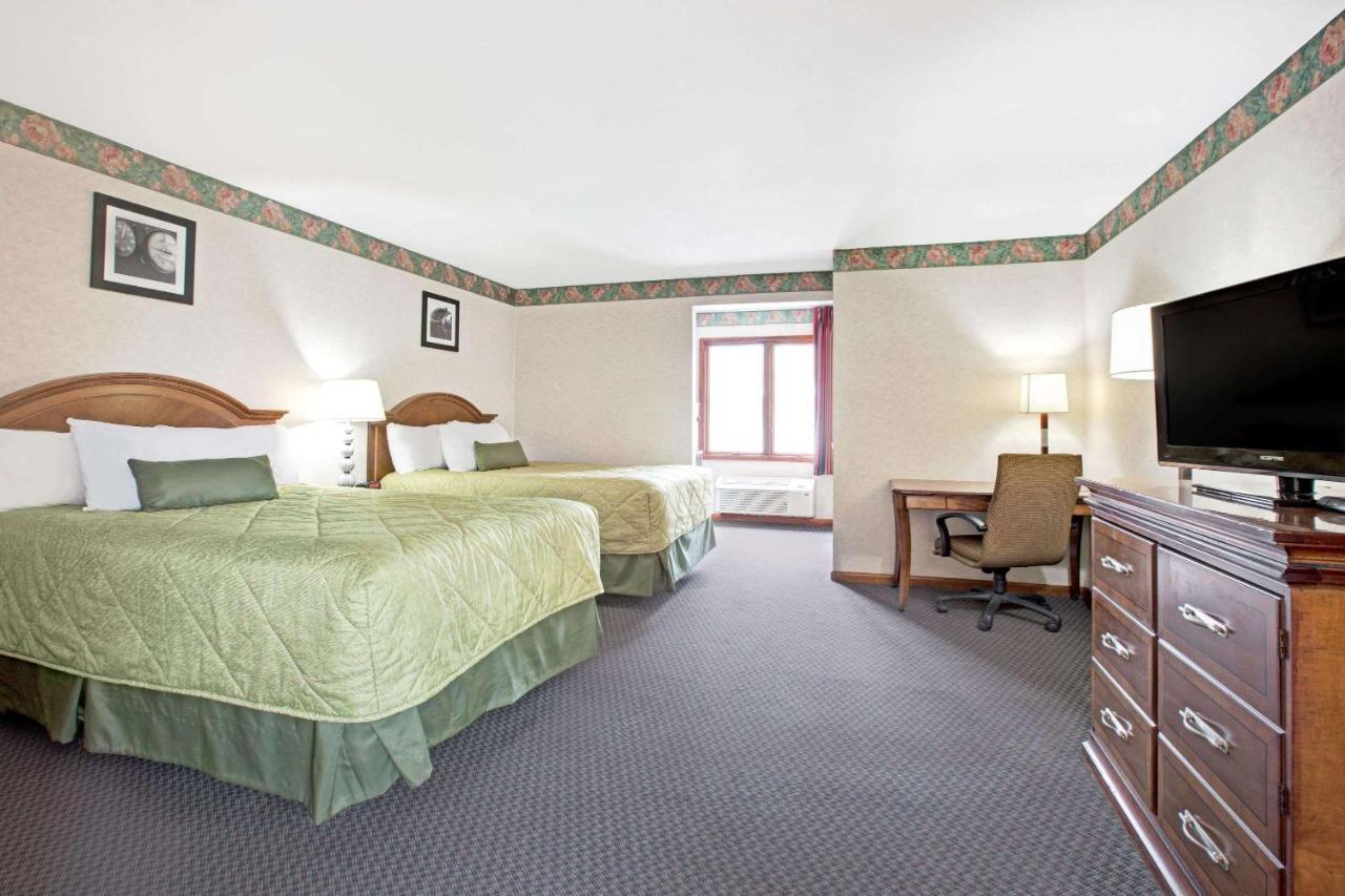 Ramada By Wyndham Flemington Hotel Екстериор снимка