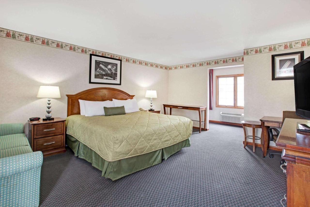 Ramada By Wyndham Flemington Hotel Екстериор снимка