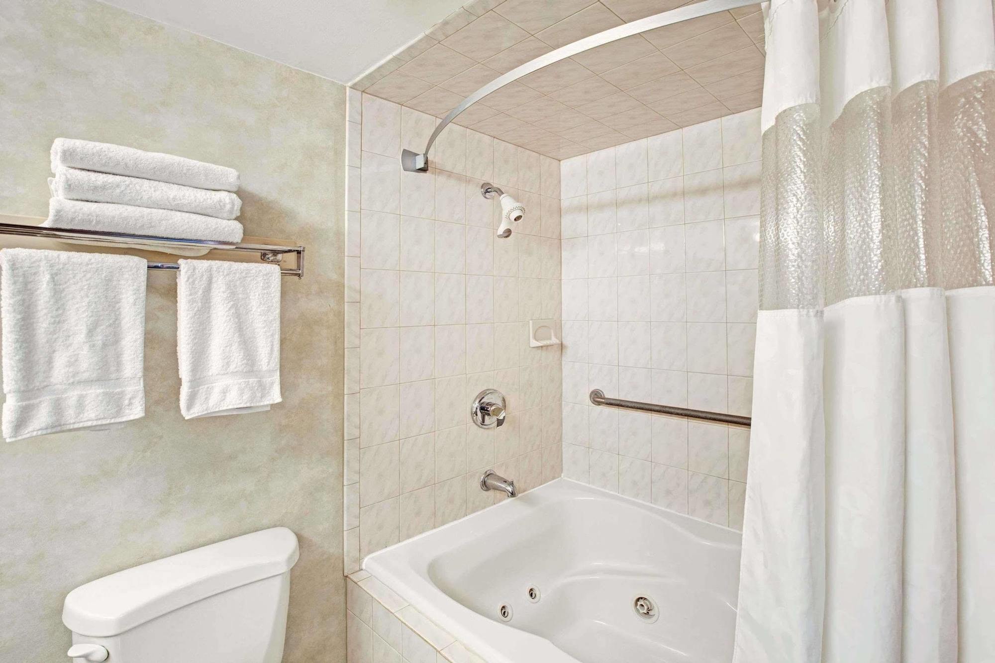 Ramada By Wyndham Flemington Hotel Екстериор снимка